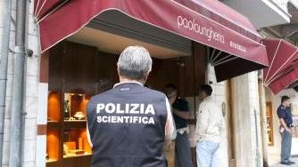 <b>CRIMINALITÀ.</b> La polizia esegue i rilievi dopo la rapina alla gioielleria Paola Ungheria