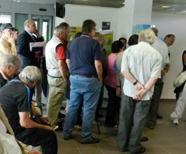 Una foto che mostra le lunghe file alle poste di piazza Dante mercoled&igrave; scorso   