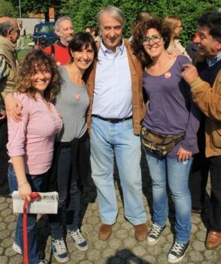 Claudia Lugheri, con gli occhiali, accanto a Giuliano Pisapia durante un incontro elettorale 