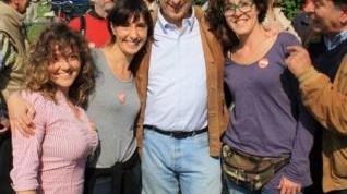 Claudia Lugheri, con gli occhiali, accanto a Giuliano Pisapia durante un incontro elettorale