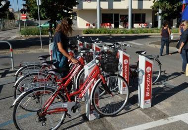 Una postazione di bike sharing Nei prossimi mesi ne saranno messe altre 2 una ai Villaggi l’altra alla Fornace Braccini