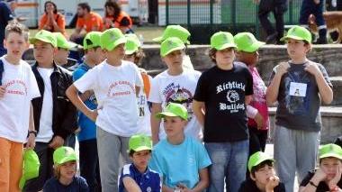 Bambini impegnati in una esercitazione e un gruppo di alunne della scuola Carducci