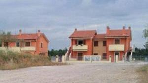Approfittano del buio per entrare e mettere la casa a soqquadro