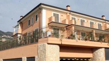 <b>SOSTA.</b> Sopra, il municipio. In alto, il complesso dei Glicini