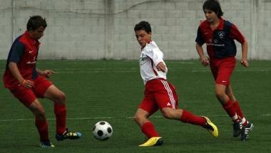 Le fiale sequestrate al calciatore e unazione di gioco (foto darchivio)     