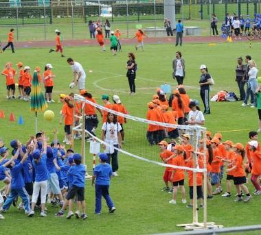 Bambini impegnati a giocare a pallavolo 