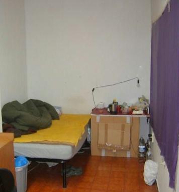 Un dormitorio abusivo usato dai cinesi   