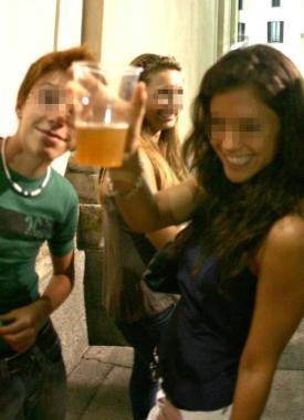 In basso: un gruppo di amici si diverte bevendo birra 