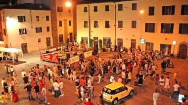 La piazza libera dalle auto per una festa serale organizzata dal rione del Leon d’oro