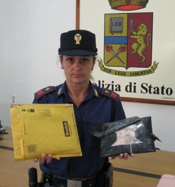 Una agente della polizia con la droga sequestrata      