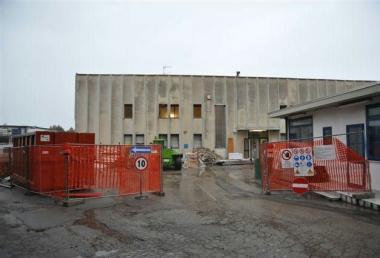 Il magazzino Conad a Collemezzano e a sx. l’interno di un supermercato