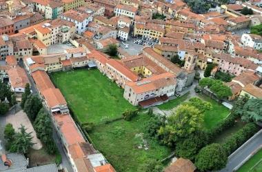 Al centro la zona a verde sotto cui nascher&agrave; il parcheggio 