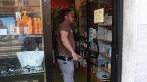 Svaligiata profumeria Il bottino è di 35mila euro