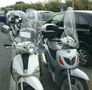 Rotonda: multe sui parabrezza di due scooter 