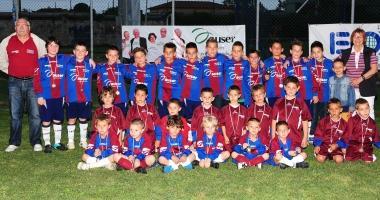 I giovanissimi protagonisti delliniziativa con i nonni dellAuser al campo Le Sorgenti-Magnozzi 