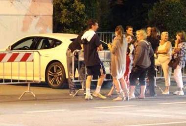 I fans davanti al Beach club Accanto, Corona e Belen     