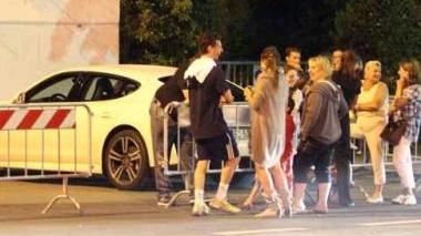 I fans davanti al Beach club Accanto, Corona e Belen