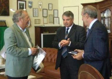 La consegna del volume al prefetto 