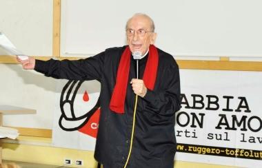 Sala gremita per ascoltare don Gallo
