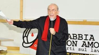 Sala gremita per ascoltare don Gallo