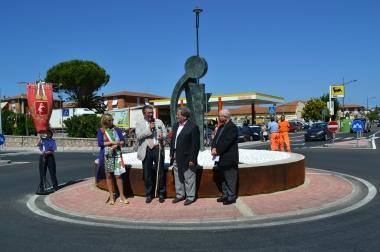 Un momento della cerimonia inaugurale della rotatoria a Vneturina 