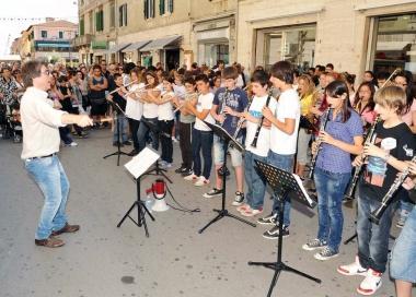 Gli allievi della scuola media Guardi durante lesibizione di ieri 