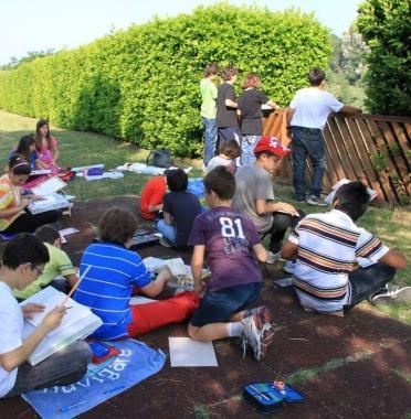 Bambini impegnati nellestemporanea di pittura 
