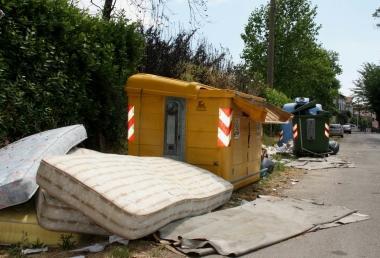 Nel vicolo Cortevecchia si convive coi cassonetti strapieni di rifiuti