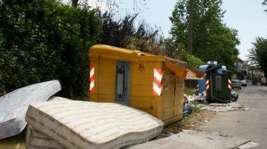 Nel vicolo Cortevecchia si convive coi cassonetti strapieni di rifiuti