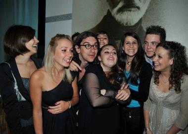 Le ragazze del liceo Fermi con Gabriele Paolini 