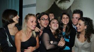 Le ragazze del liceo Fermi con Gabriele Paolini