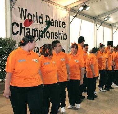 Ai mondiali di danza da poco conclusi al castello Pasquini si sono esibiti anche atleti disabili Qui i ragazzi di Efesto 