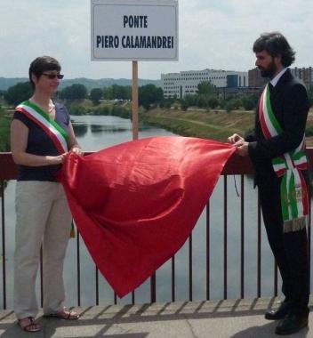 Luciana Cappelli e Dario Parrini alla cerimonia sul ponte Calamandrei 