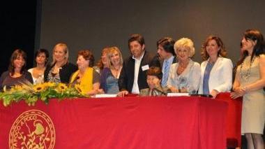 <b>FOTO DI GRUPPO </b>al Teatro degli Industri per premiati e organizzatori della decima edizione del “Gemma Castorina”