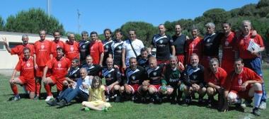 <b>VETERANI.</b> Le due squadre schierate in campo 