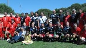 <b>VETERANI.</b> Le due squadre schierate in campo