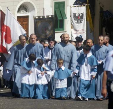 I fedeli in pellegrinaggio lungo la salita di Montenero