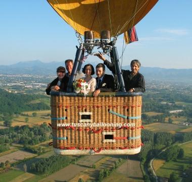Il fatidico sì davanti al capitano della mongolfiera