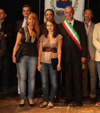 Le due studentesse premiate con il sindaco Bonini 