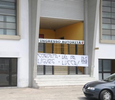 Uno striscione contro la cordata ligure 