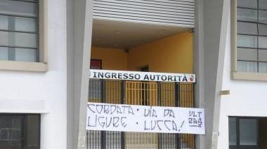 Uno striscione contro la cordata ligure