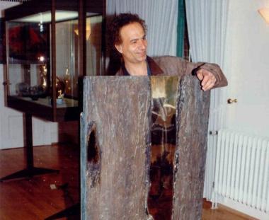 Sazesh con Eruzione in bronzo dorato, una delle sue opere in mostra a Montone  