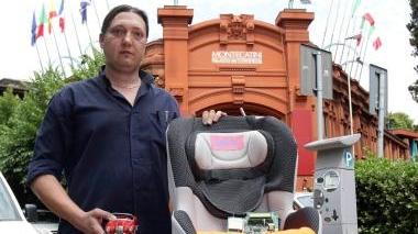 Francesco Martoglio mostra il seggiolone tecnologico