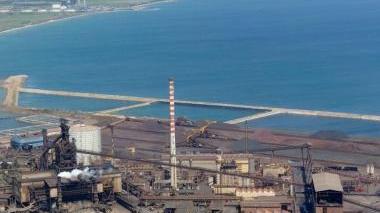 Le vasche di colmata in costruzione per ampliare le banchine del porto