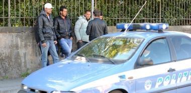 I profughi sono stati portati al commissariato per lidentificazione 