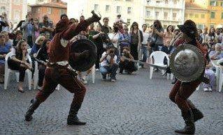 <b>SCHERMA</b> Una fase della gara Guelfi contro Ghibellini  