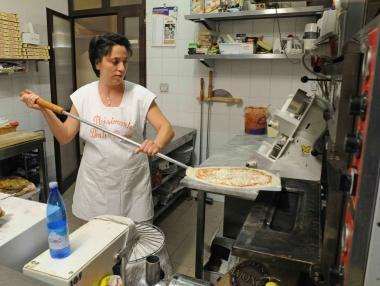 Monica inforna una pizza 