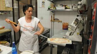 Monica inforna una pizza