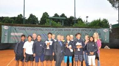 Il gruppo dei finalisti al torneo internazionale under 16 e, sotto, le avversarie del doppio femminile