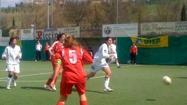 <b>SCARPA ROSA</b> Una gara di calcio a sette femminile